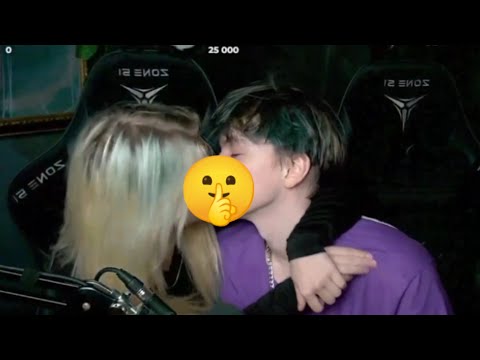 Видео: БАНАН И СОФИГРАЙ РАСЦЕЛОВАЛИСЬ ПРЯМО НА СТРИМЕ!