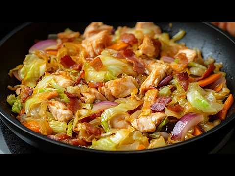 Видео: Жареная капуста с курицей и беконом так вкусна! Простой рецепт ужина для всей семьи.