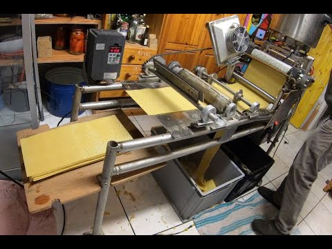 Видео: Mittelwand Maschine selber bauen/Станок для производства вощины/beeswax foundation machine.