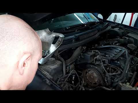 Видео: Замена комплекта ГРМ Golf 4 1.6 AKL / Болезненый патрубок системы охлаждения .