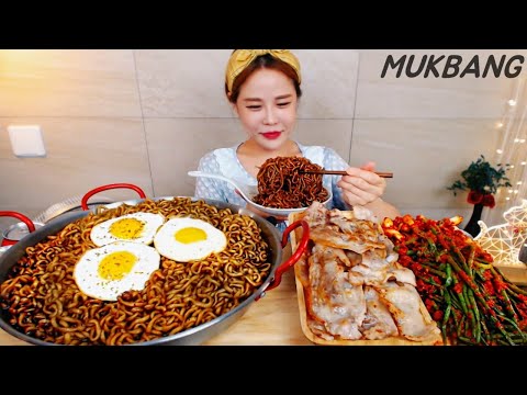 Видео: Субтитры) The hottest green onion kimchi in Korea Black bean noodles Pork belly MUKBANG ASMR eating