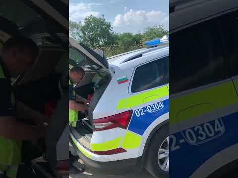 Видео: Дрогиран полицаи иска да ми вземе книжката без причина 