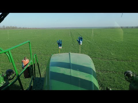 Видео: Вносим жидкое удобрениe КАС 32. Опрыскиватель John Deere 4730