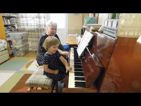 Видео: Радослава Лемешкина, 2 года 7 месяцев. Знакомство с нотами фа и ля.