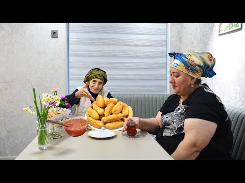 Видео: Бабушка Розa готовит домашние жареные булочки. (Пирошки)