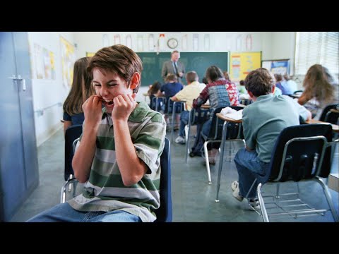 Видео: Мальчик с синдромом туретта вынужден сидеть в углу класса с карандашом в зубах и терпеть насмешки