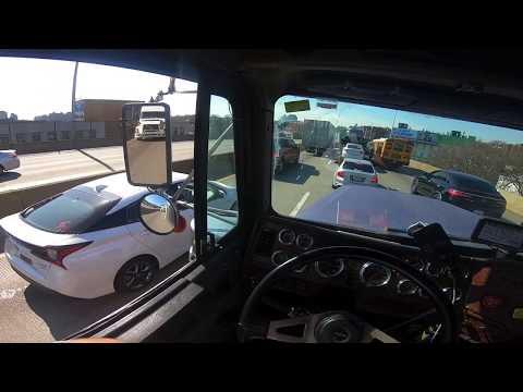 Видео: Я проезжал по Бронксу, Нью-Йорк, днём на грузовике. Было довольно плохо.