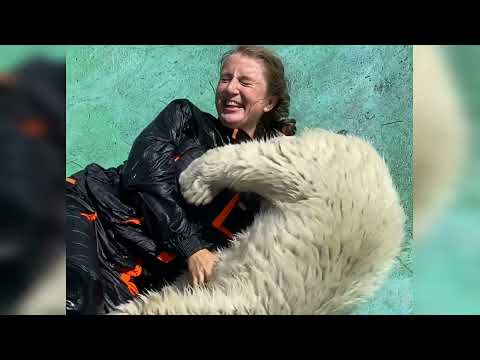 Видео: Белым медвежатам   1 год!