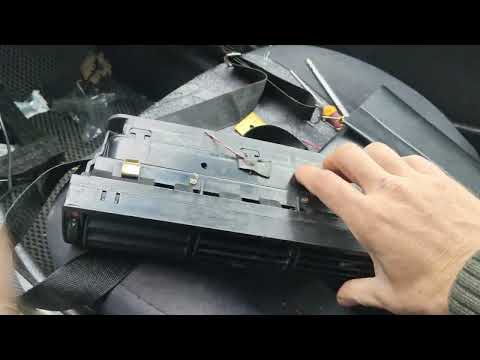 Видео: Установка 9 дюймовой китайской андроид автомагнитолы на Ауди 100 с4.