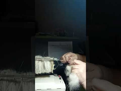 Видео: Прядения  шерсти  на электропрялке,залипательно)))