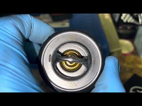 Видео: Замена термостата Volkswagen Caddy 1.6 bse