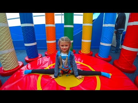 Видео: Indoor Playground for children in Play Center | Ярослава на Скалодроме | Tiki Taki Kids
