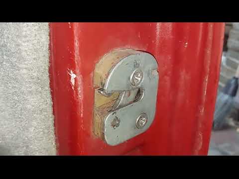 Видео: заклинив замок в дверях М 2141@Borys_kozlenko