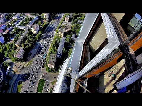 Видео: 52 этаж страшно красиво и опасно, алюминиевые окна - монтаж альпинистами