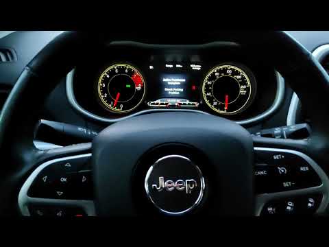 Видео: Как Jeep Cherokee KL сам паркуется.