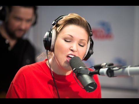 Видео: Ирина Дубцова - Вспоминать (LIVE @ Авторадио)