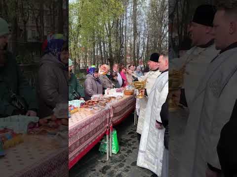 Видео: В Александро-Невской Лавре уже вовсю благословляют пасхальную трапезу! Пасха 2024