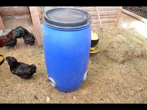 Видео: Бункерная кормушка из бочки. Опыт эксплуатации. Птицеводческое хозяйство Маруся и Медведь