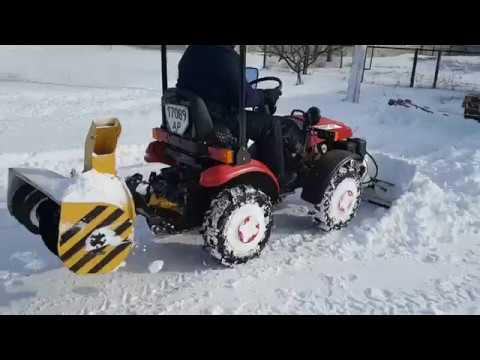 Видео: Уборка снега минитрактором МТЗ-152(Беларус 152)