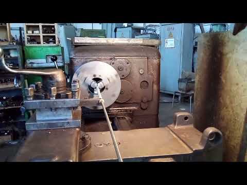 Видео: 1К62. Навивание длинной пружины на токарном станке. Подробнее.