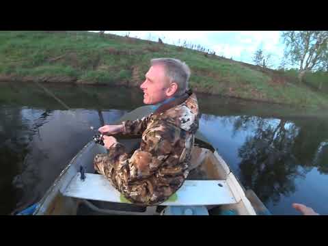 Видео: Рыбалка на спиннинг с лодки. Сплав по реке Тьма | Spinning Fishing. River rafting