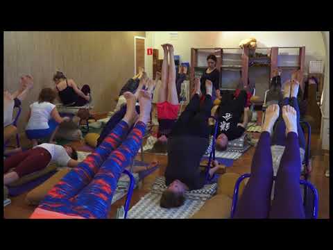 Видео: Сарвангасана со стулом