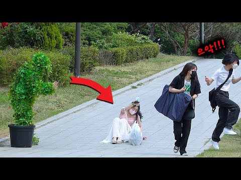 Видео: Красивые девушки думали, что я "дерево"... Розыгрыш бушменов! Ну давай же