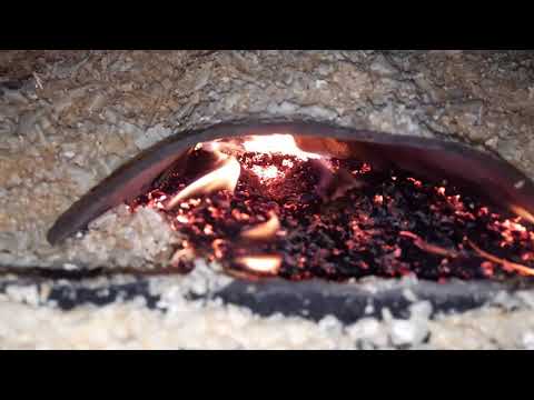 Видео: Запуск кирпичной ракетной печи с холодным бункером. Топим опилками.  #Будемпосмотреть