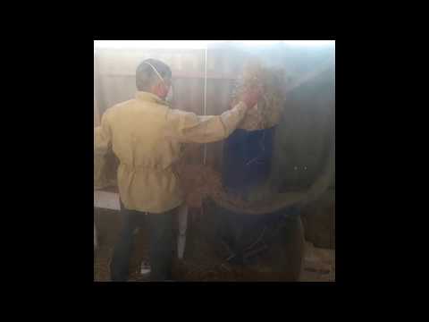 Видео: Измельчитель сена 7,5 кВт испытание.