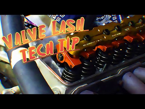 Видео: Как отрегулировать зазор клапана с роликовым кулачком в холодном состоянии с помощью поясков со ш...