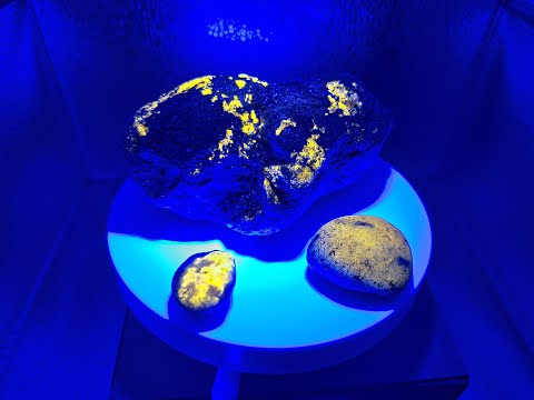 Видео: Поиск светящихся минералов с помощью ультрафиолета. Содалит на р.Слюдянка. Кальцит карьера "Перевал"