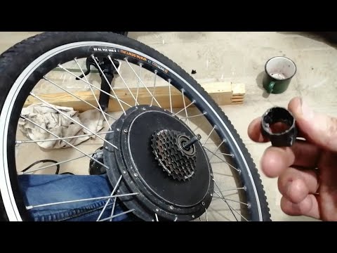 Видео: Как открутить трещётку с мотор-колеса
