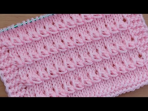 Видео: Объёмные горизонтальные дорожки. Несложный ажурный узор спицами для джемпера, кофточки, свитера.