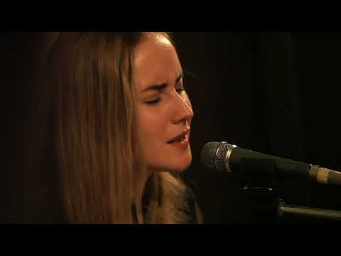 Видео: Элли на маковом поле - Вьюга