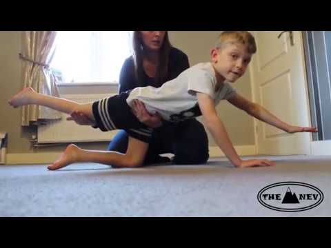 Видео: Программа физиотерапии при детском церебральном параличе в домашних условиях – сеанс 1