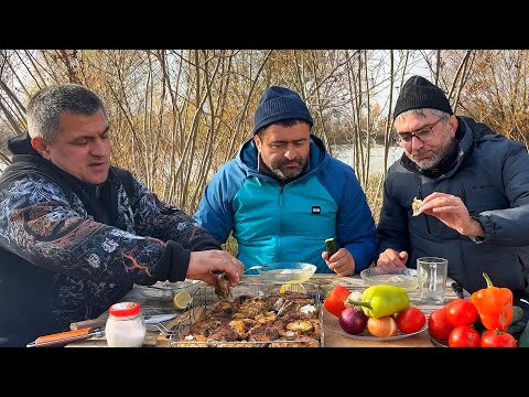 Видео: Отдыхаем у костра: Шашлык, уха и вкусный ужин с друзьями!