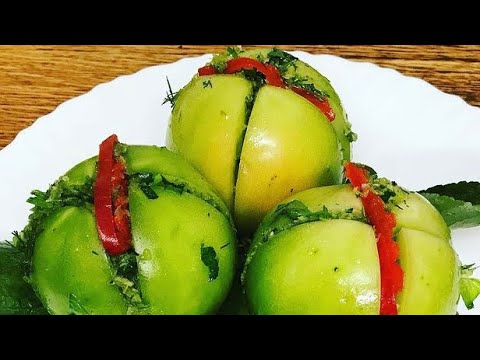Видео: Вкусные соленые зеленые помидоры начиненные чесноком и зеленью.Как из бочки, только в 100 раз лучше!