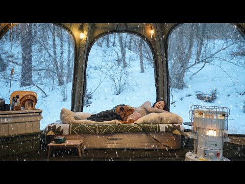Видео: Соло-кампинг в сильную метель с роскошной панорамной надувной палаткой, как во дворце