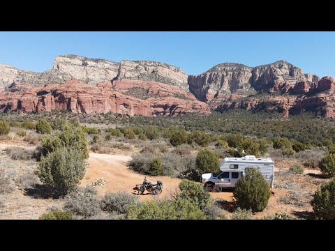 Видео: Red Rock — секретная горная дикая местность — лесная дорога 525 — разбросанный кемпинг — Седона, ...