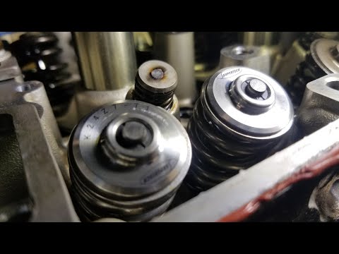 Видео: Замена пружины клапана и сальника без снятия головки блока цилиндров K24 #honda #acura #howto #diy