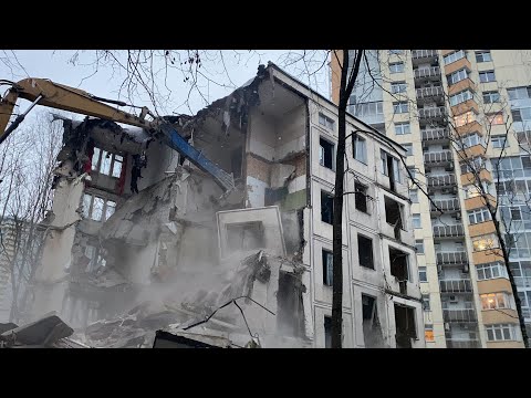 Видео: Снос выселенной пятиэтажки серии 1605-АМ/5 на улице Ярцевская 31 к.6