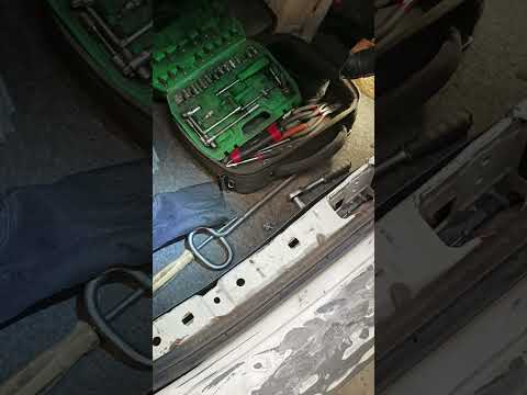 Видео: Ниссан Альмера Классик не открывается багажник.