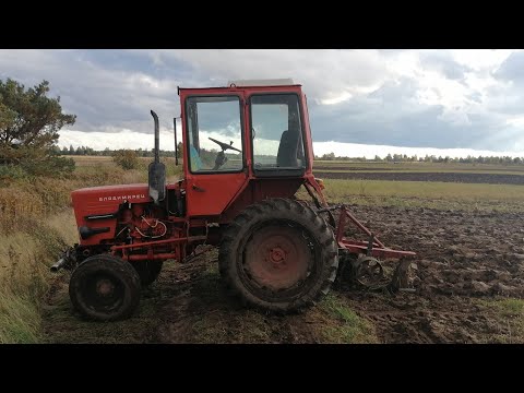 Видео: Оранка стерні Т-25 плуг саморобний