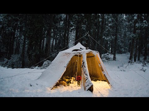 Видео: Одиночный поход в метель | Горячая палатка | Столб согнулся под тяжестью снега