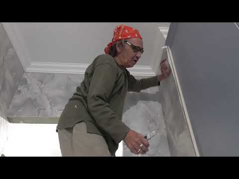 Видео: Подрезка обоев по установленной кухонной мебели.  Мкр Вересаево