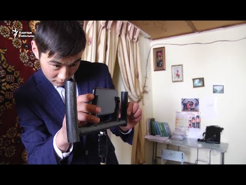 Видео: Окуучулар кол телефонго тасма тартышты