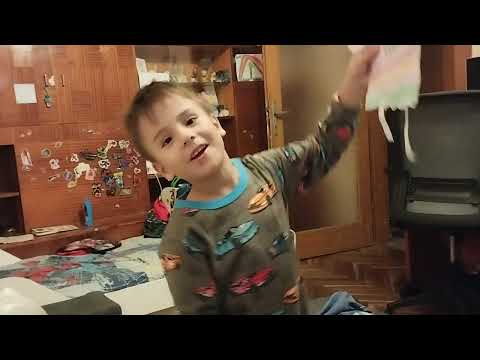 Видео: Толкова е горд с човечето, което сам направи!  🎨💖