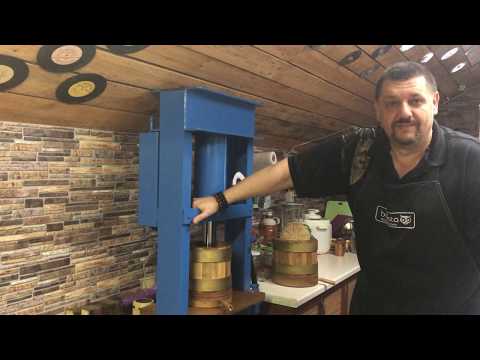 Видео: Отжим сыродавленного масла на дубовом прессе-разница между маслом холодного и горячего отжима.