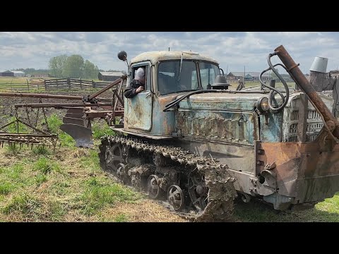 Видео: Трактор ДТ-75, вспашка огорода/// Tractor DT-75, plowing the garden!