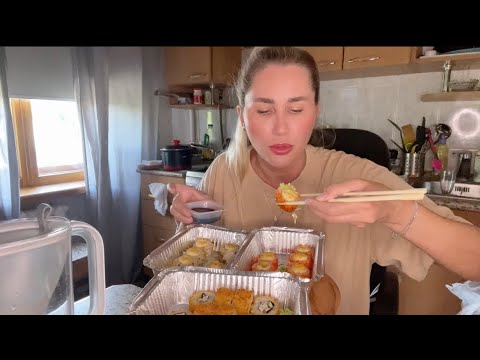 Видео: МУКБАНГ/РОЛЛЫ/На первом свидании обоссался в такси